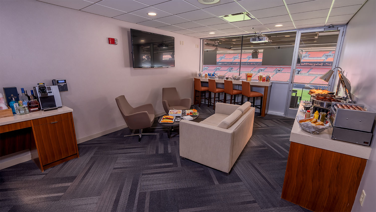 25_WEB_HBF_SUITE Enclosed suite at Huntington Bank Field